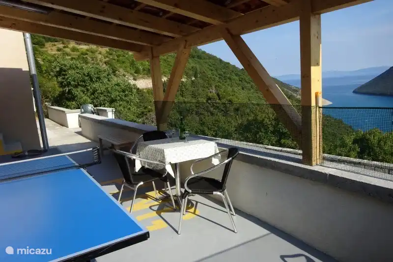 Terrasse im Erdgeschoss mit Baldachin und Tischtennisplatte