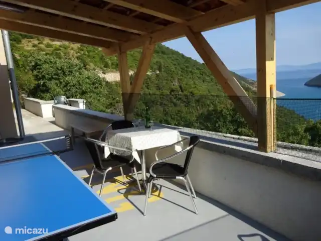 Fianona huren in Kroatië, Istrië, Labin - vakantiehuis Terras beneden met overkapping en tafeltennistafel