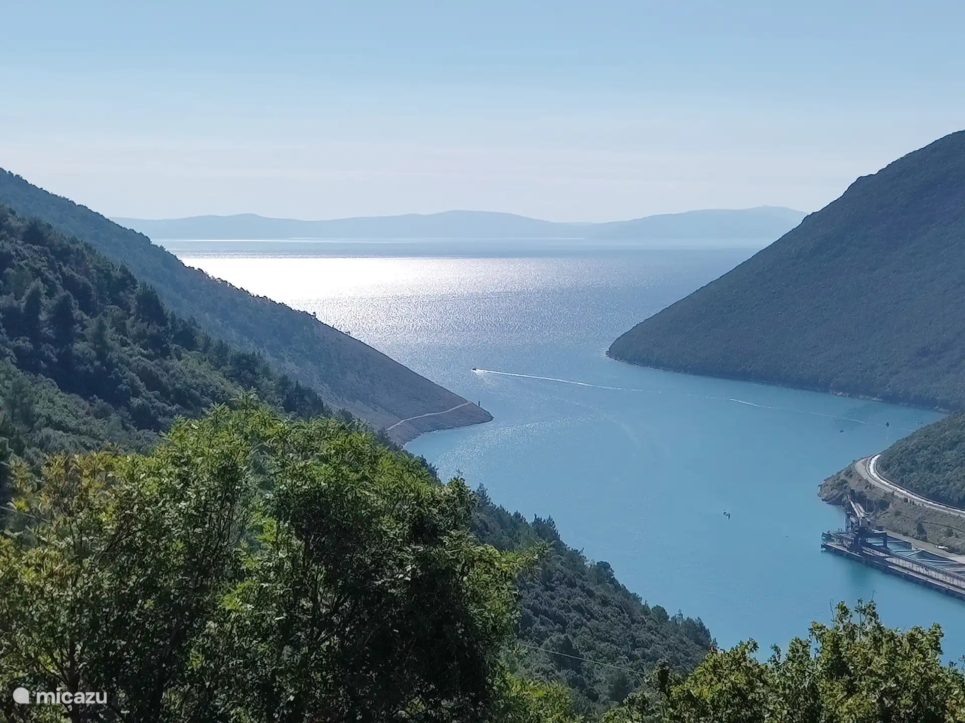 Blick auf die Bucht und die Inseln. Plomin liegt in der Nähe von Brestova, wo Sie die Fähre zu den Inseln nehmen können.