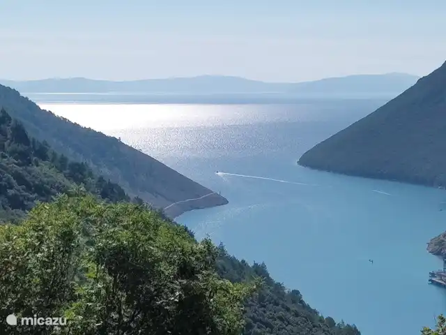 Fianona huren in Kroatië, Istrië, Labin - vakantiehuis Zicht op de baai en de eilanden. Plomin ligt vlakbij Brestova, waar je met de veerboot naar de eilanden kunt.