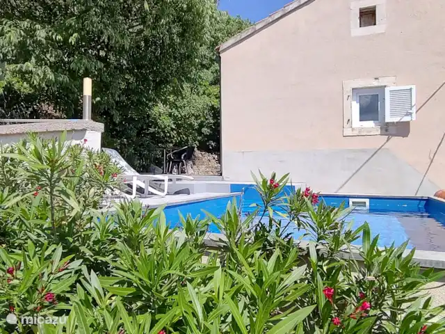 Fianona huren in Kroatië, Istrië, Labin - vakantiehuis Zwembad omgeven door oleanders
