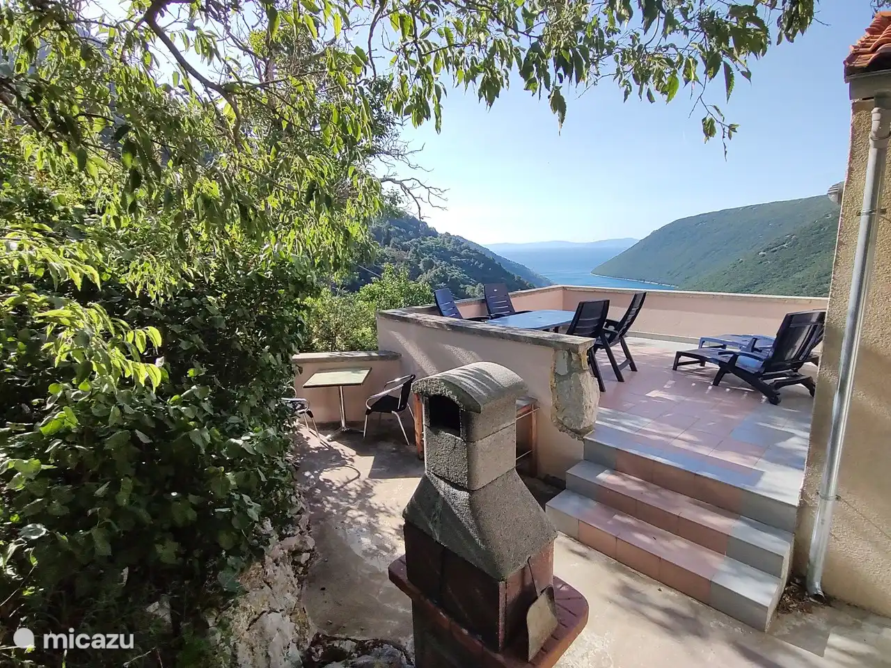 BBQ in der Nähe von Terrasse und Küche