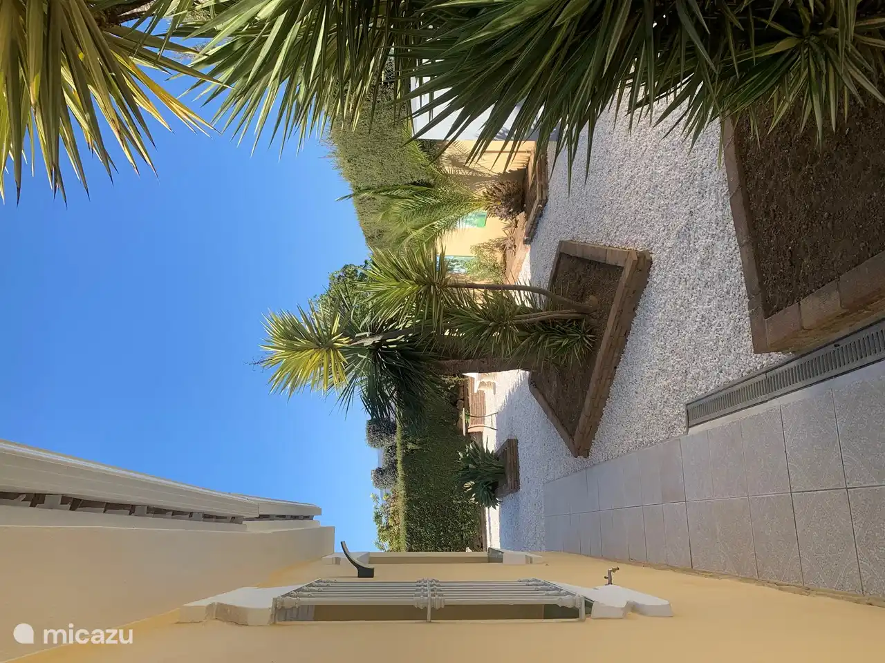 Achterkant van het huis met eigen zitje