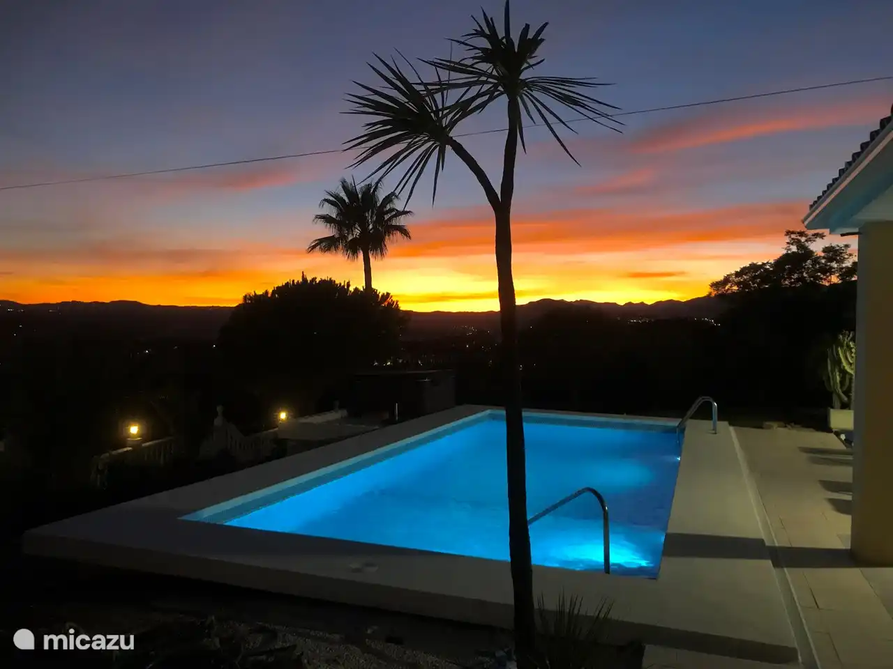 Zonsondergang vanuit de tuin
