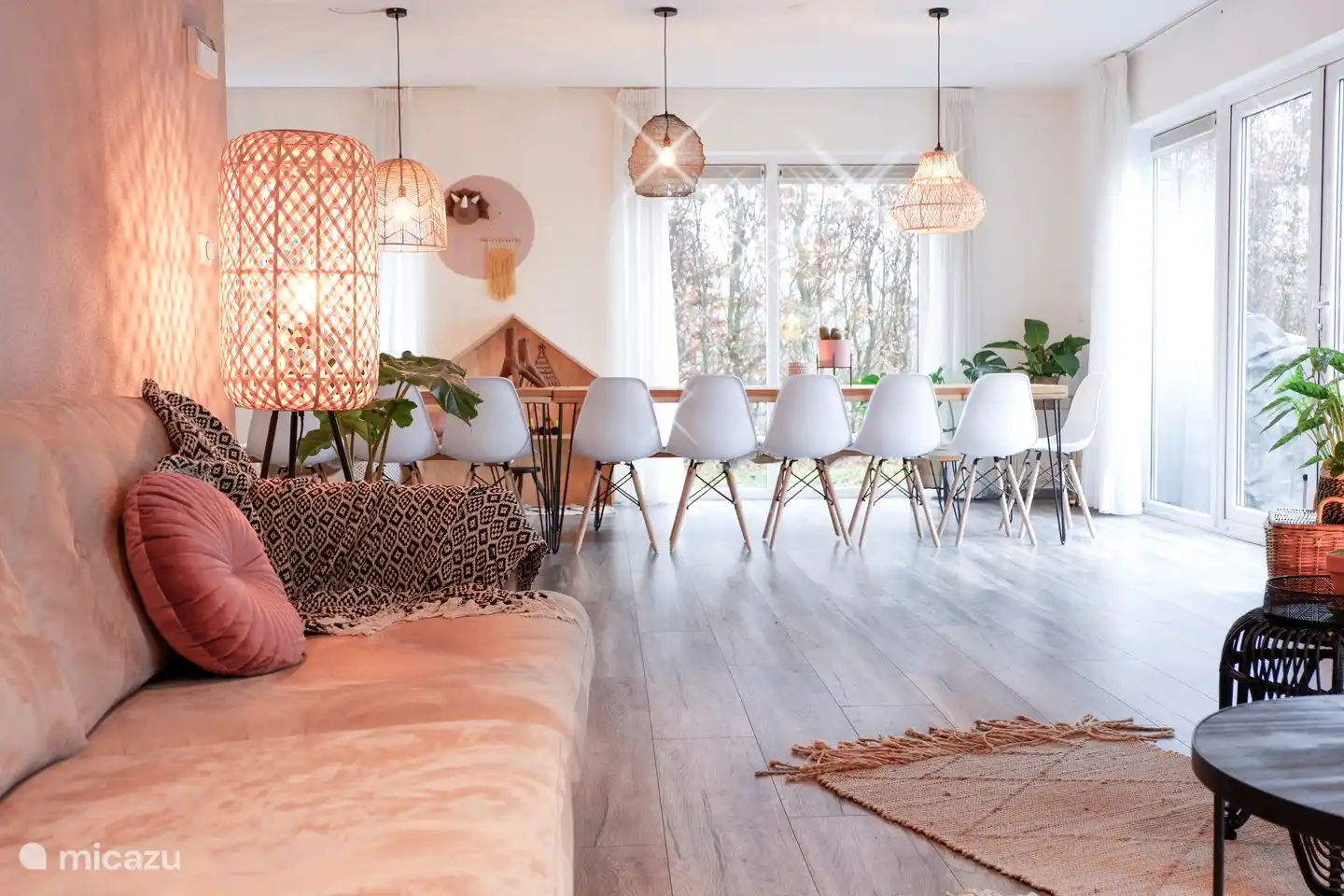 Der offene Grundriss der Villa ist perfekt für große Gruppen, jeder findet ein schönes Plätzchen und trotzdem ist man gemütlich im selben Raum