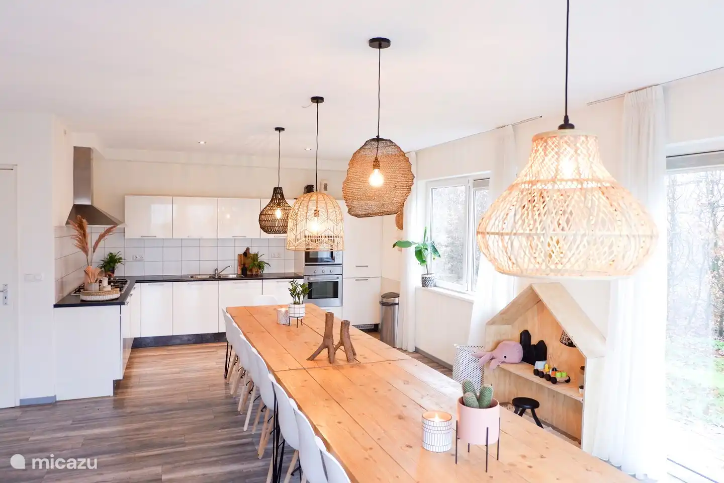 Die lange Tafel der Villa Zeewolde... ein wunderbarer Ort für ausgiebige Frühstücke, endlose Nachmittagsspiele oder köstliche Abendessen!