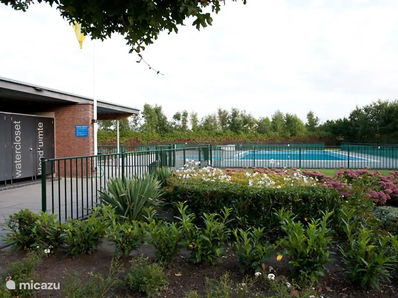 Nehmen Sie ein Bad im Außenpool des Parks