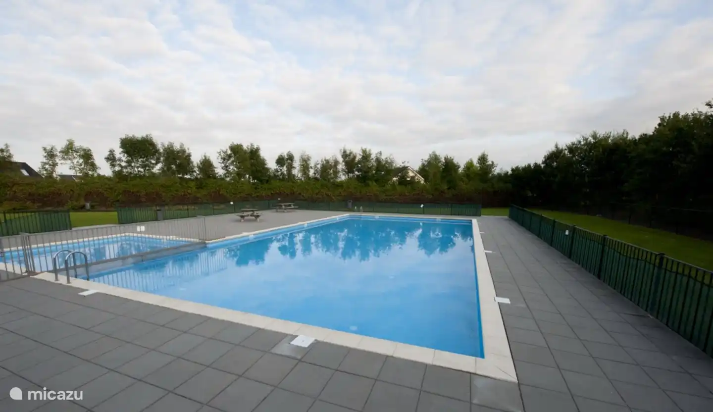 Nehmen Sie ein Bad im Außenpool des Parks