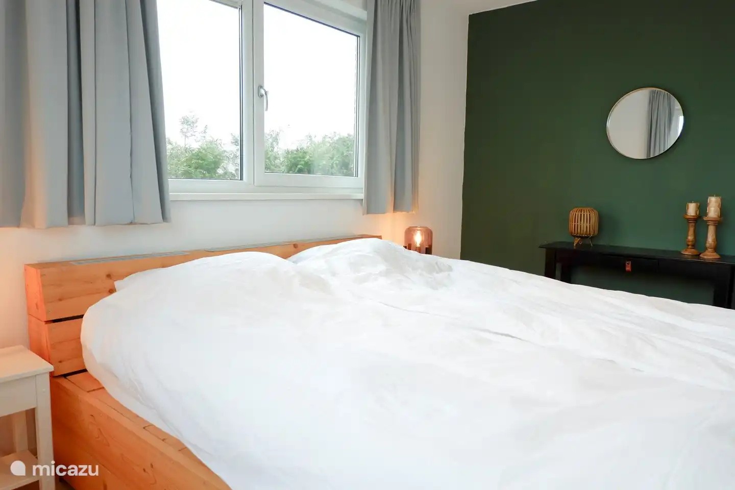 Geräumiges Schlafzimmer mit breitem Doppelbett.