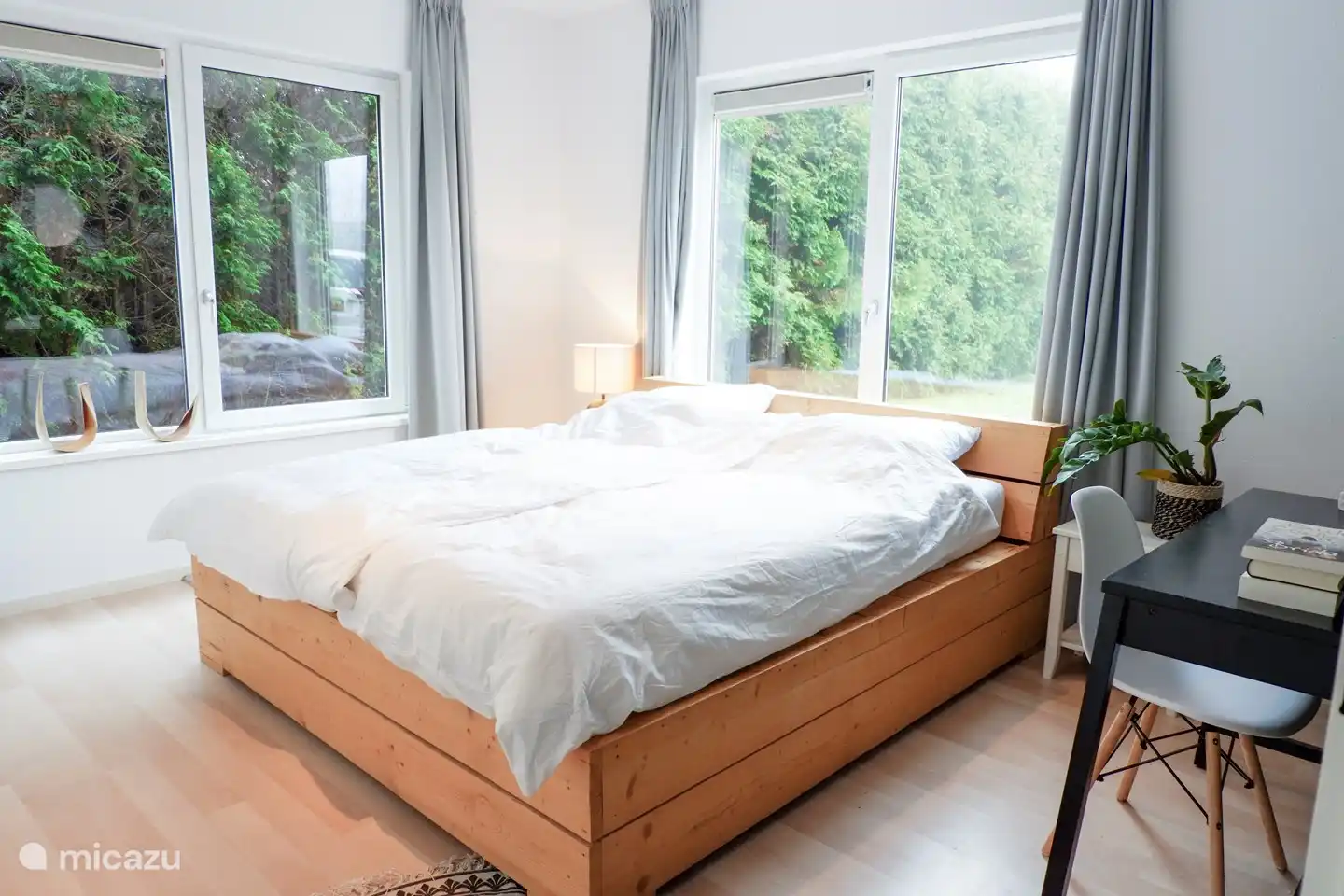 Hauptschlafzimmer im Erdgeschoss mit eigenem Bad