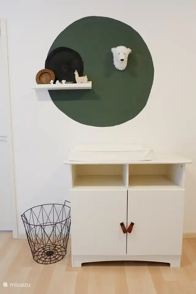 Ziehen Sie Ihr Baby schnell und einfach auf dem Wickeltisch auf dem Treppenabsatz an