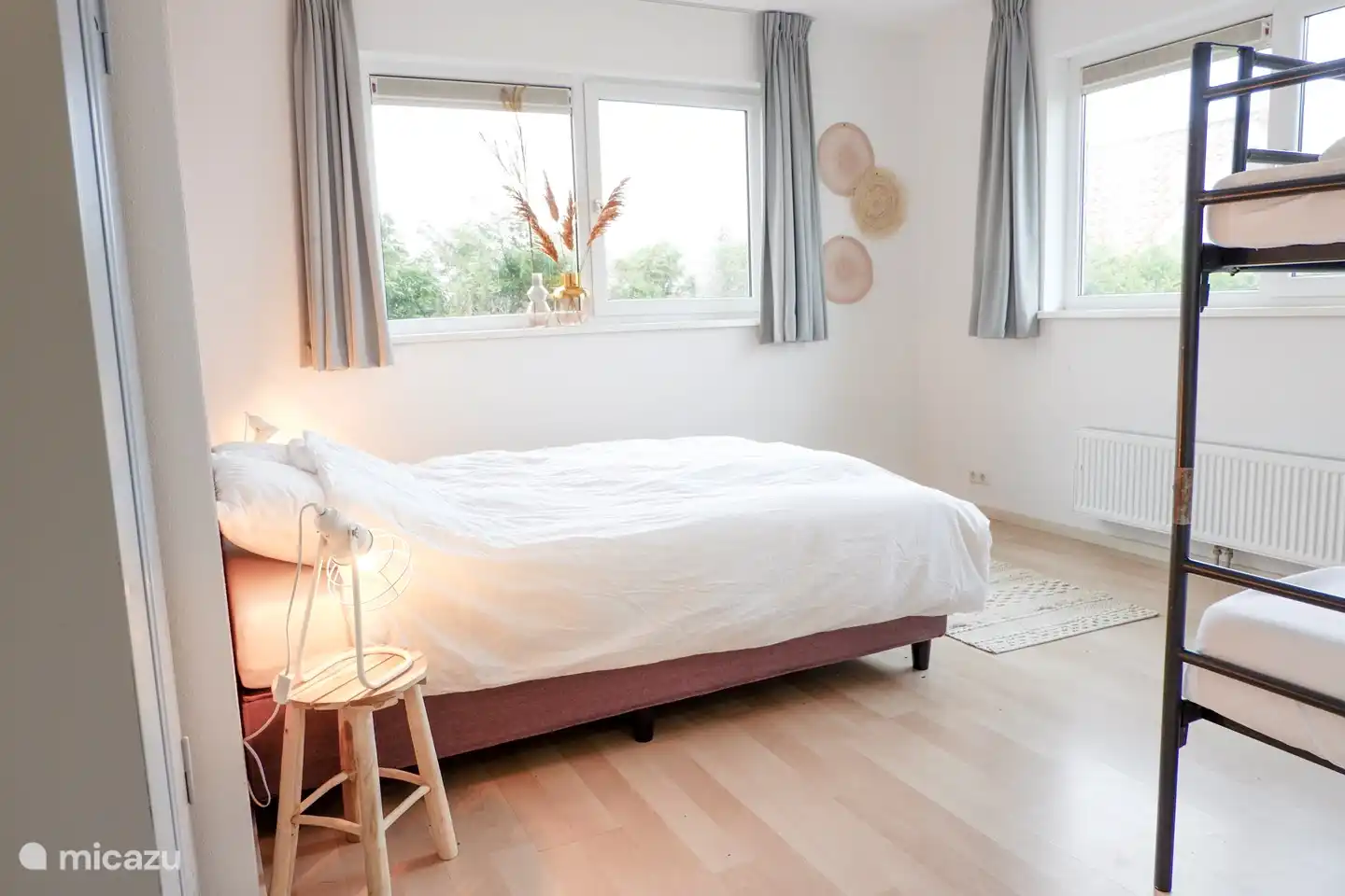 Dieses Familienzimmer verfügt über ein komfortables Boxspringbett für 2 Personen und ein Etagenbett. Für die Kleinsten ist noch Platz für ein Campingbett