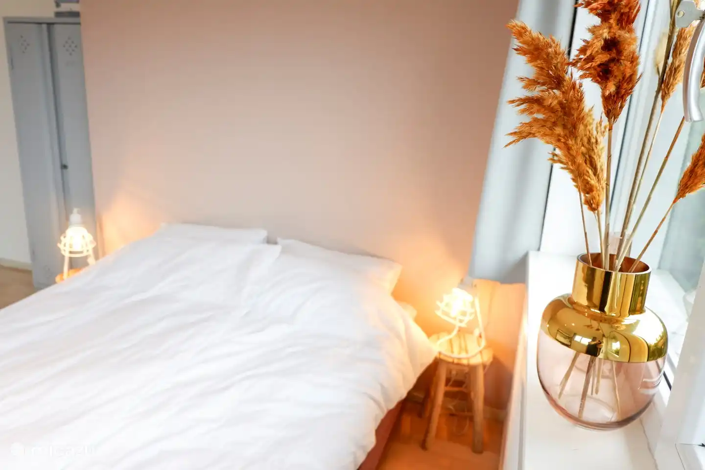 Dieses Familienzimmer verfügt über ein komfortables Boxspringbett für 2 Personen und ein Etagenbett. Für die Kleinsten ist noch Platz für ein Campingbett