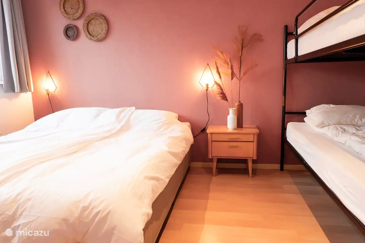 Ein warmes Familienzimmer mit Platz für ein Zustellbett, ein wunderbar liegendes 2-Personen-Boxspringbett und ein Etagenbett.