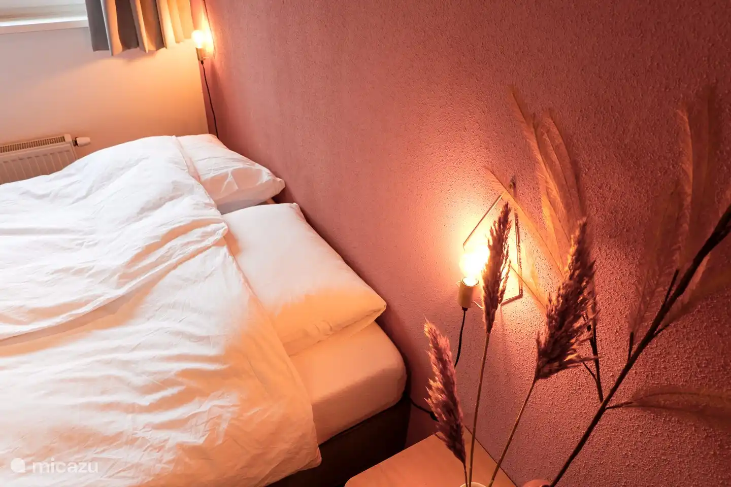 Ein warmes Familienzimmer mit Platz für ein Campingbett, ein wunderbar liegendes 2-Personen-Boxspringbett und ein Etagenbett.