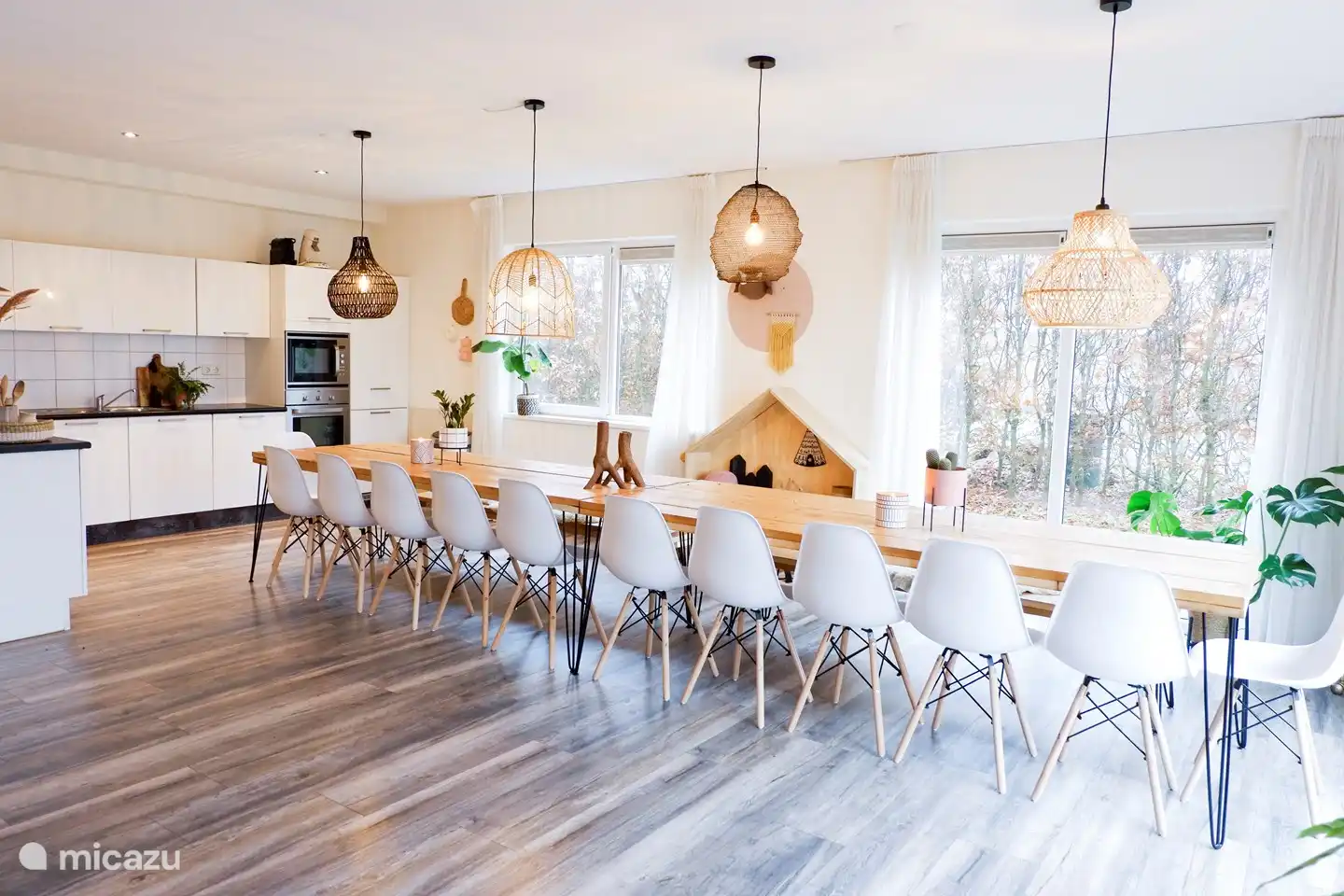 Die lange Tafel der Villa Zeewolde... ein wunderbarer Ort für ausgiebige Frühstücke, endlose Nachmittagsspiele oder köstliche Abendessen!