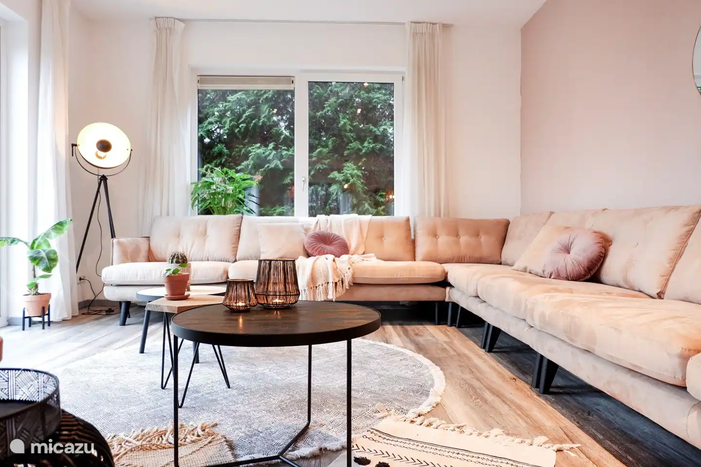 Die gemütliche Sitzecke bietet Platz für die ganze Familie!