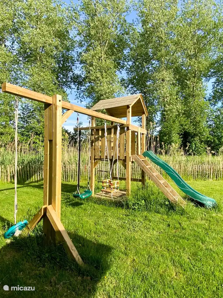 Die Kinder können in ihrem eigenen Garten spielen