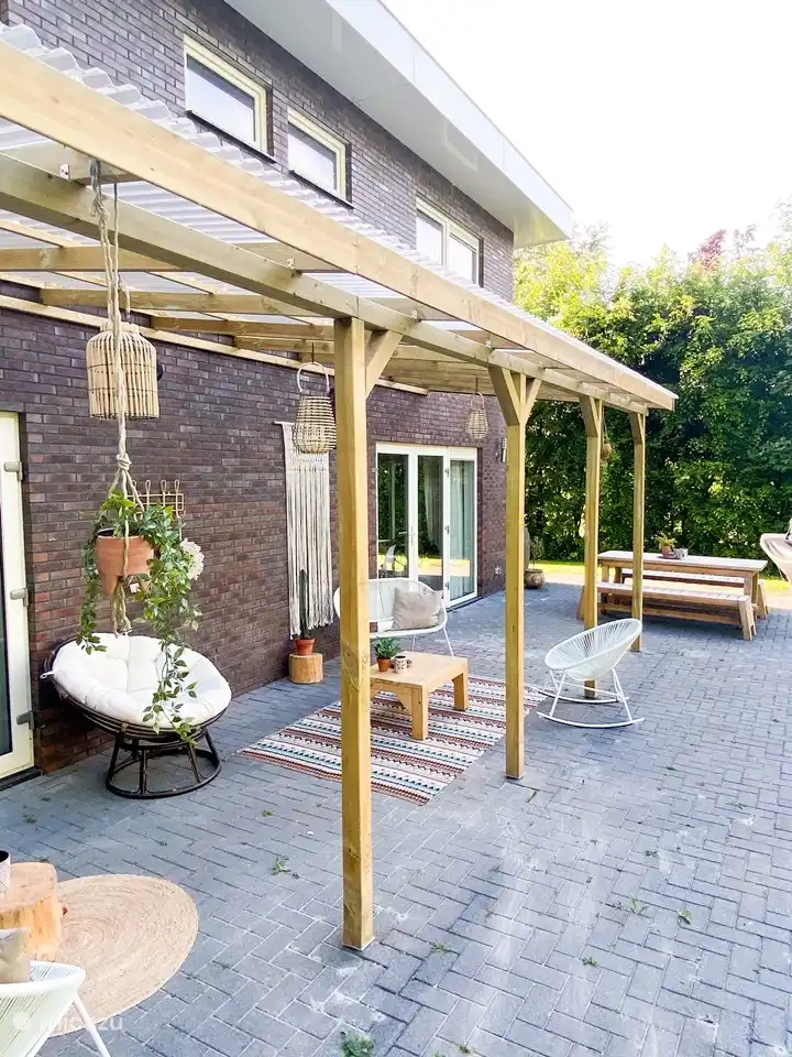 Auf der Rückseite der Villa befindet sich eine elegante Veranda, sodass Sie zu jeder Jahreszeit draußen sitzen können.