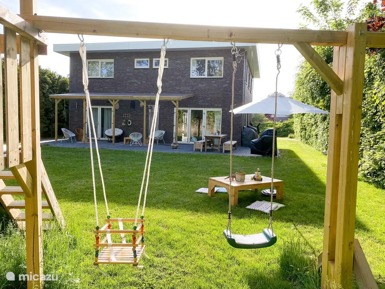 Die Kinder können in ihrem eigenen Garten spielen