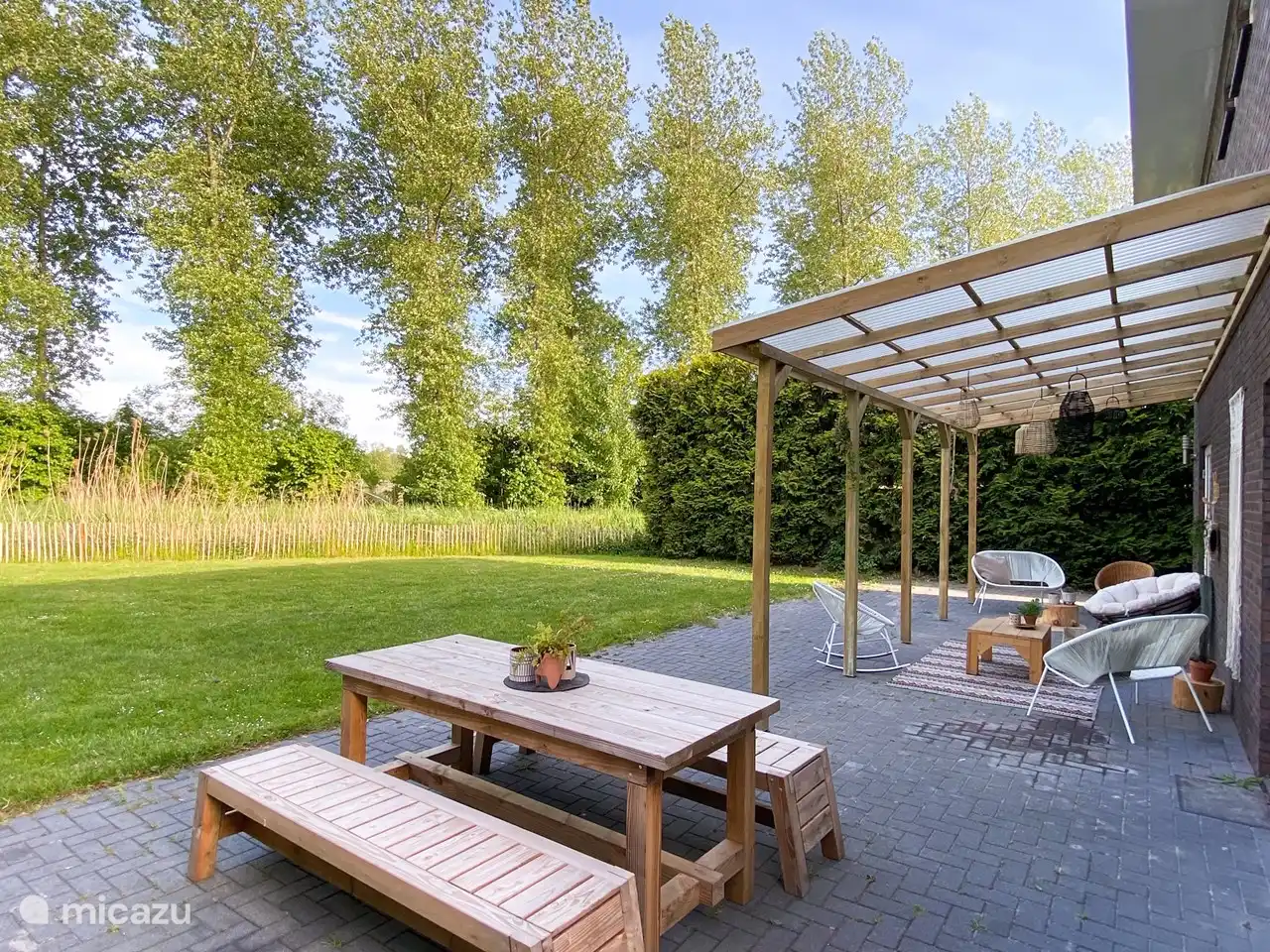 Genießen Sie gemeinsam in unserem großen Garten oder unter der Veranda