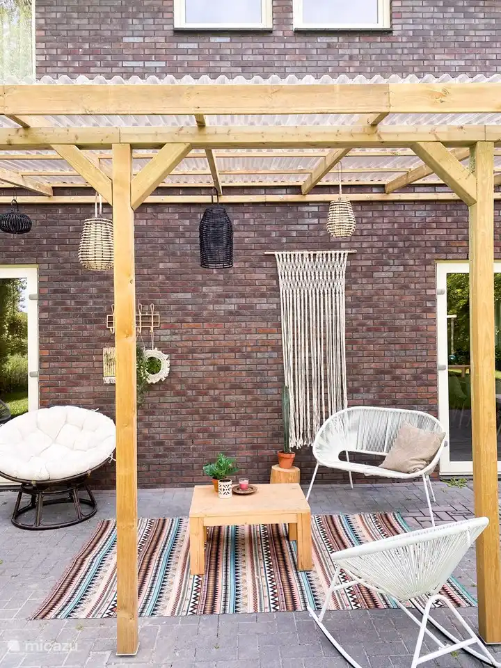 Auf der Rückseite der Villa befindet sich eine elegante Veranda, sodass Sie zu jeder Jahreszeit draußen sitzen können.