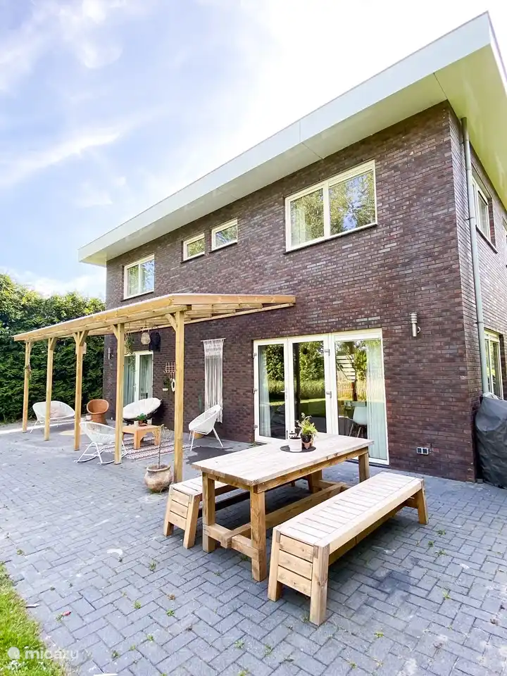 Auf der Rückseite der Villa befindet sich eine elegante Veranda, sodass Sie zu jeder Jahreszeit draußen sitzen können.