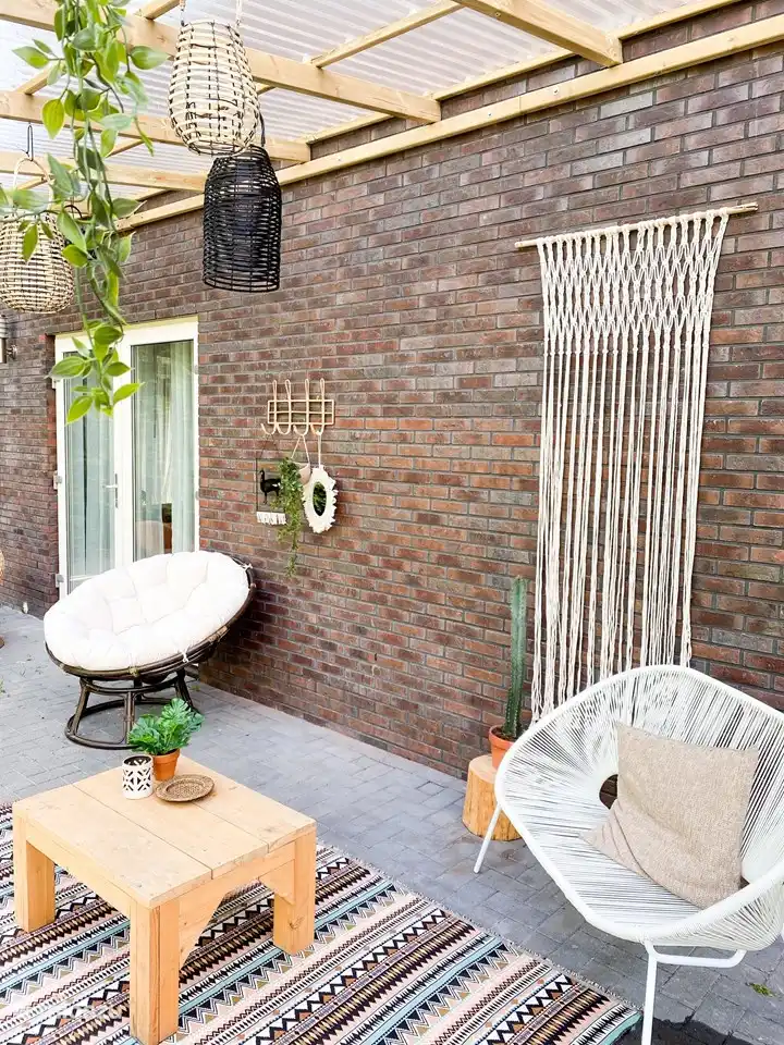 Auf der Rückseite der Villa befindet sich eine elegante Veranda, sodass Sie zu jeder Jahreszeit draußen sitzen können.