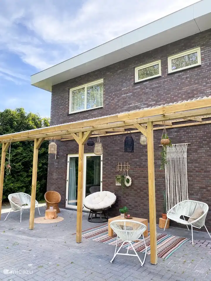 Auf der Rückseite der Villa befindet sich eine elegante Veranda, sodass Sie zu jeder Jahreszeit draußen sitzen können.