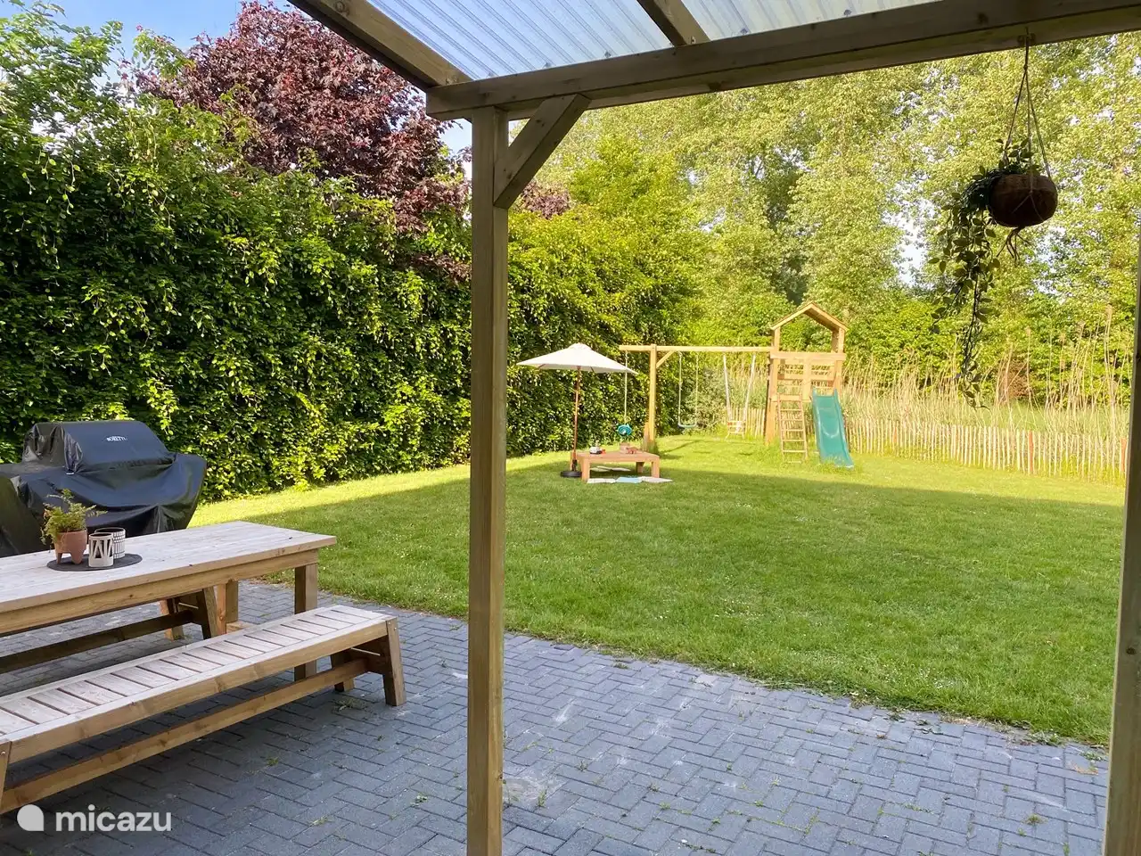 Die Kinder können in ihrem eigenen Garten spielen