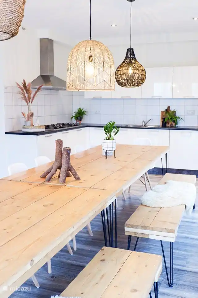 Machen Sie sich eine leckere Tasse Kaffee, backen Sie gemeinsam leckere Kekse oder kochen Sie ein ausgiebiges Abendessen. Die Küche hat für jeden etwas zu bieten und verfügt über viele praktische Dinge wie schönes (Ofen-)Geschirr, Kaffeemaschinen, einen Mixer, einen Mixer, alle Arten von Pfannen, Teller und Besteck und vieles mehr!