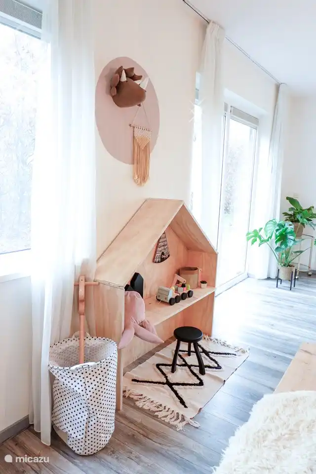 Für die Kleinen gibt es im Wohnzimmer ein gemütliches Spielhaus.