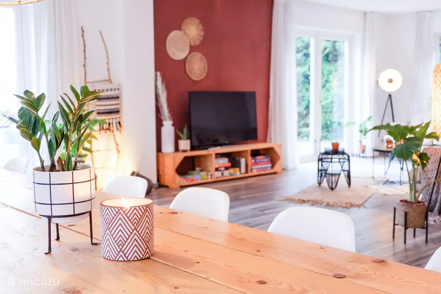 Der große Smart-TV ist perfekt für einen Netflix-Abend oder einen gemütlichen Familienfilm. Mit unseren Filmkanälen und der Option, sich bei Netflix anzumelden, haben Sie eine große Auswahl!