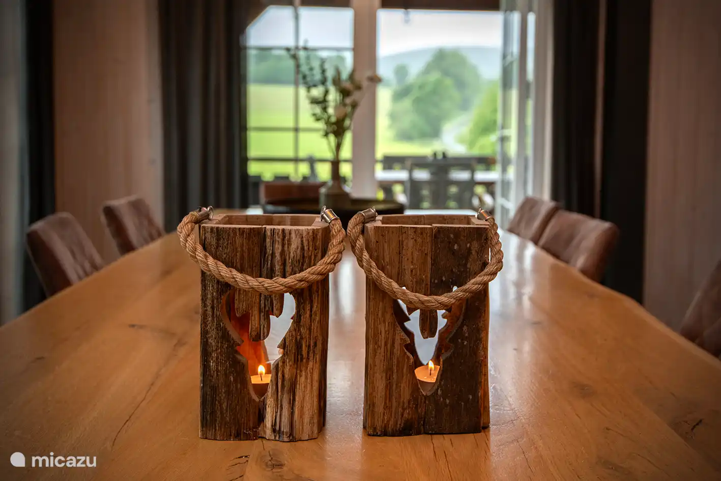 Genießen Sie die atmosphärische Lodge mit Kerzen 