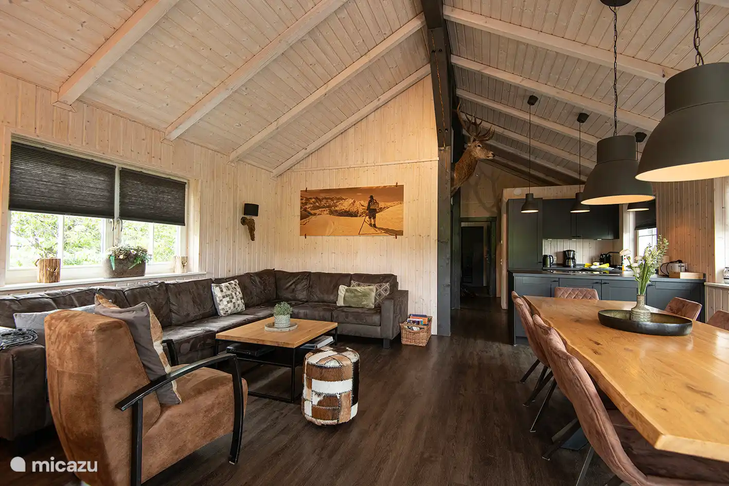 Wohnzimmer mit wunderschönem Sofa 