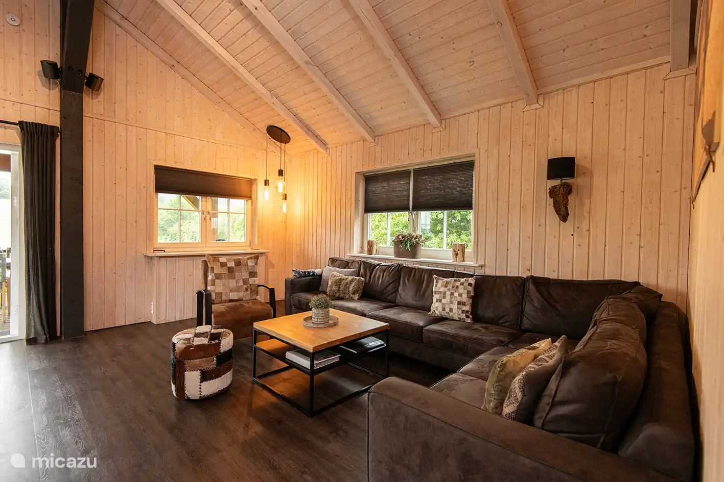 Sitzbereich mit schönem Sofa und Fernseher (kommt aus einer speziellen Box vor dem Fenster)