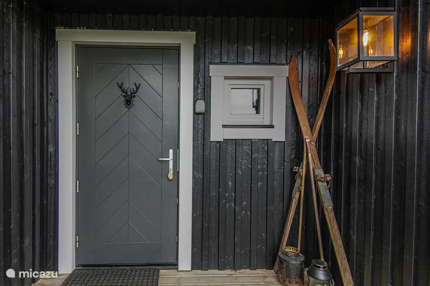 Eingangstür der Lodge mit Schlüsselbox 