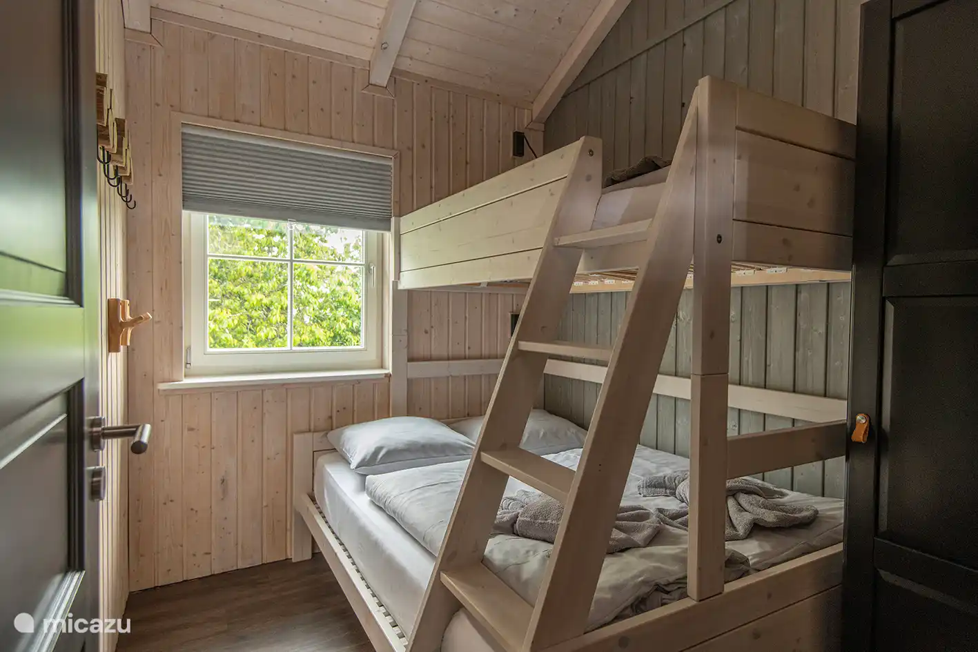 Etagenbett mit 140 cm Bett unten und 90 cm darüber (Einzelbett)