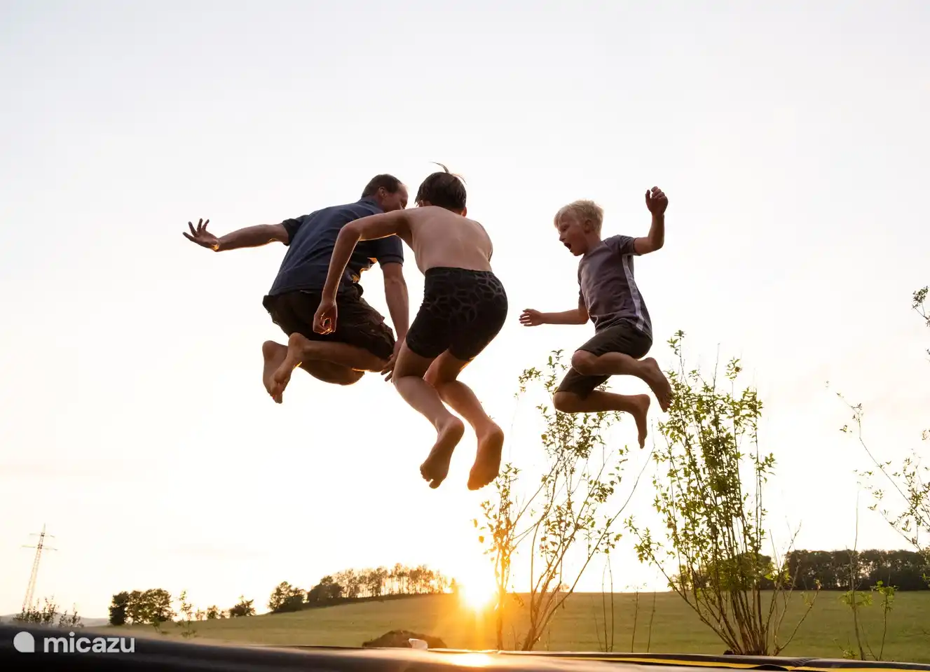 Auf dem Trampolin springen! Sicher in den Boden gegraben