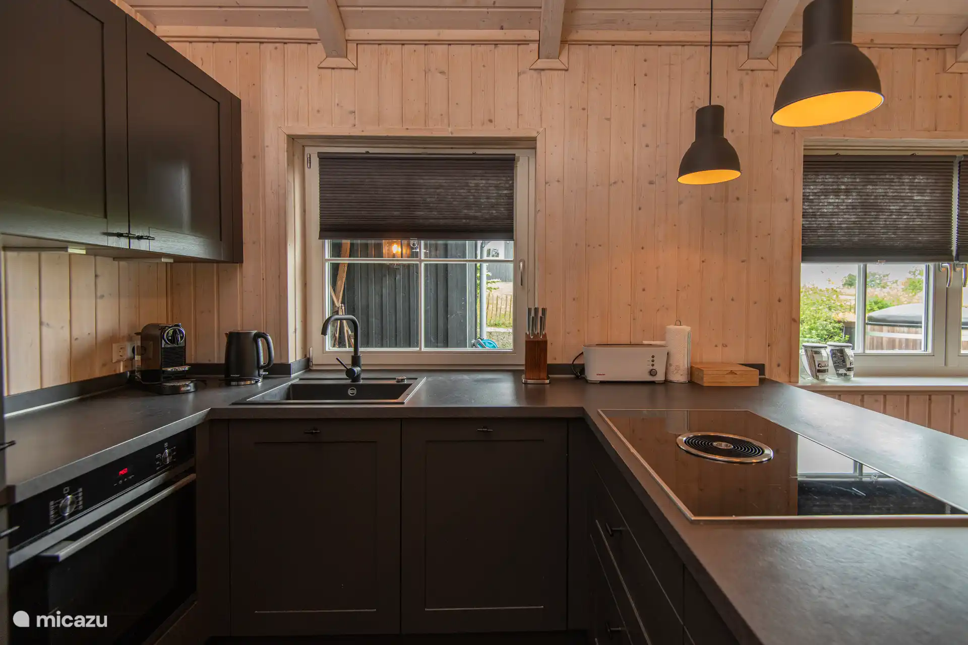 Umfangreiche Küche ausgestattet mit allen Geräten (Ofen, Nespresso, Milchaufschäumer, Herd, Gefrierschrank, Geschirrspüler)