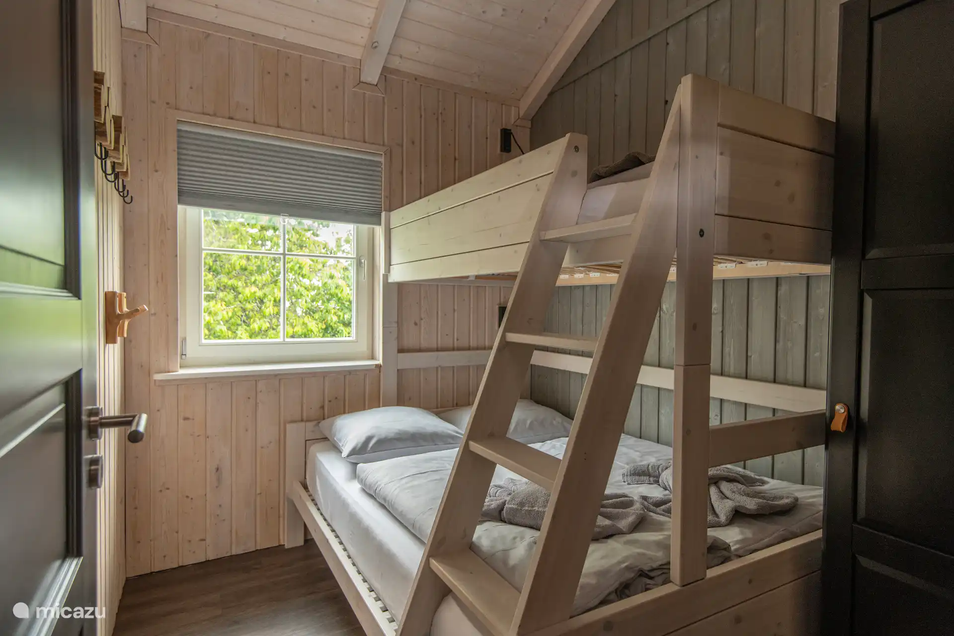 Etagenbett mit Matratze 140 cm darunter und Einzelbett darüber, 