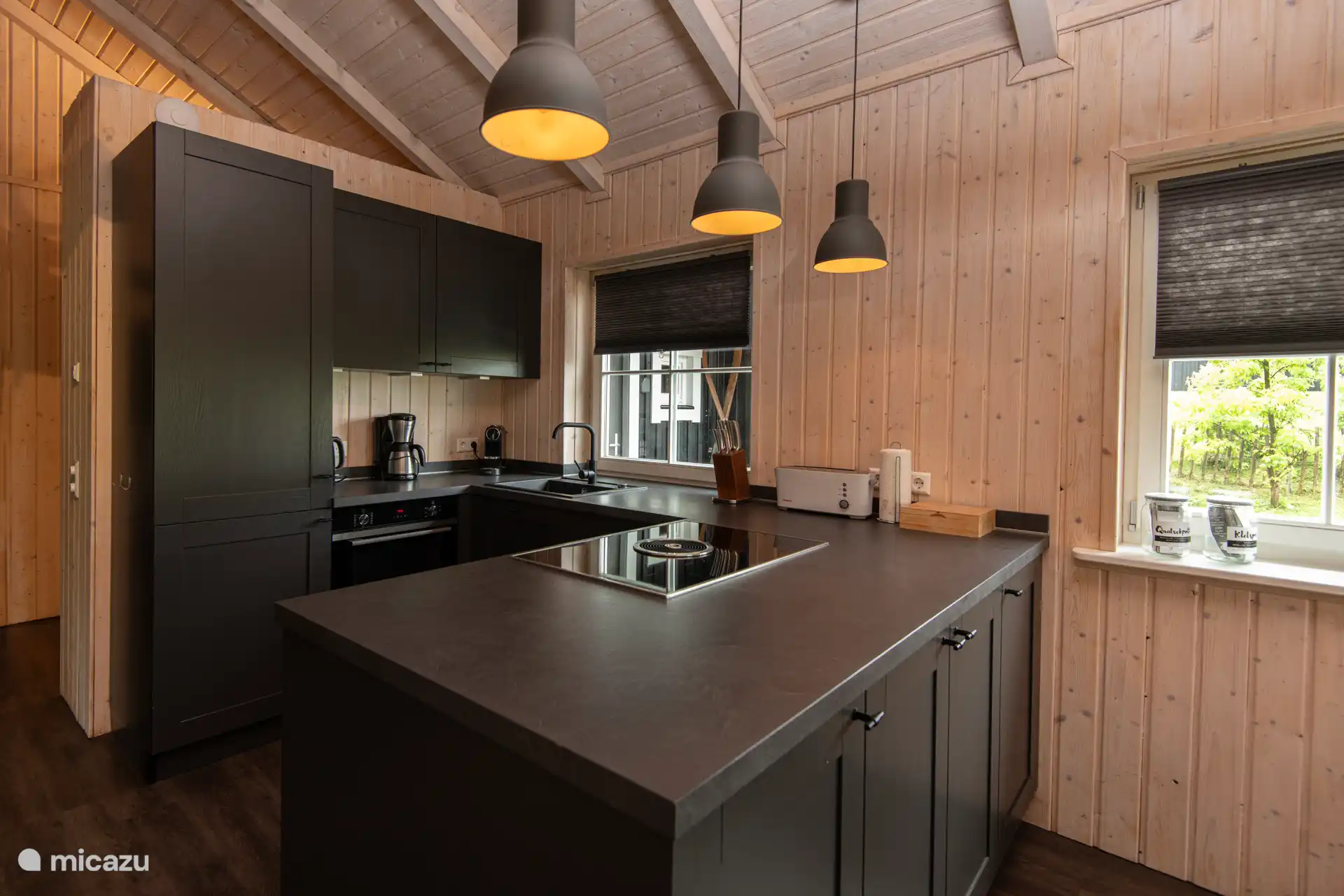 Küche ausgestattet mit allen Geräten und Notwendigkeiten 