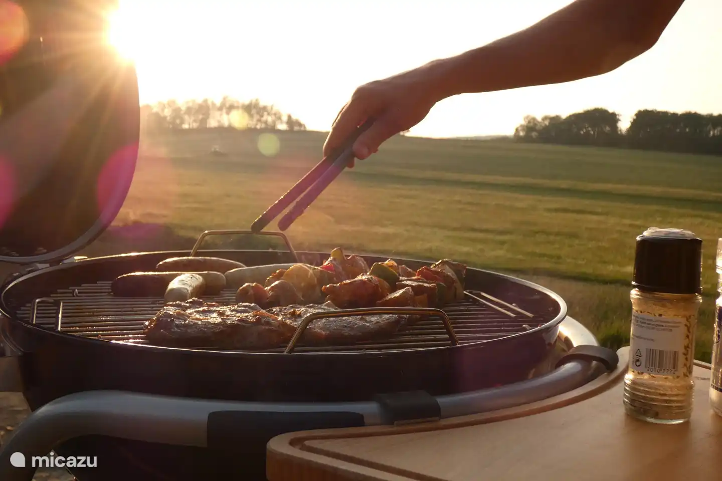 BBQ ist auf der Veranda verfügbar 