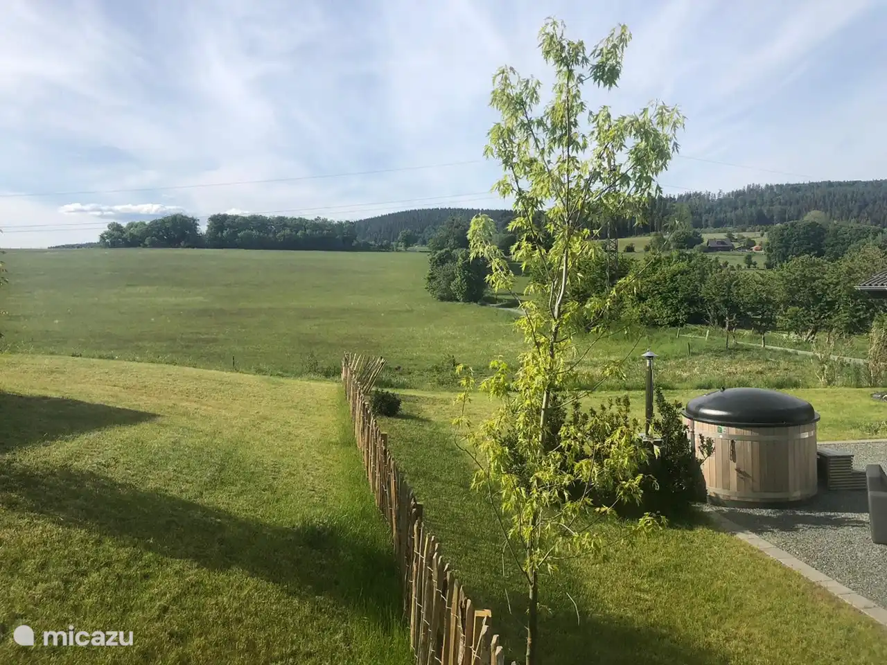 Übersichtsfoto der Lodge und des umzäunten Gartens 