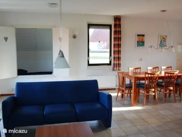 Location de Vacances Pays-Bas, Drenthe, Wezuperbrug, bungalow - Bungalow boisé Drenthe salon cuisine et lit box