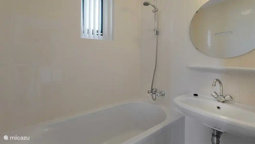 Luxus-Badezimmer im Erdgeschoss mit Badewanne und Waschbecken und separater Toilette