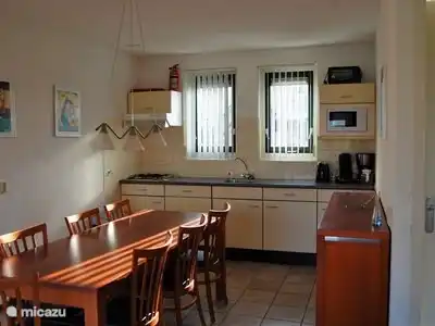 Luxusküche mit allem Komfort. Spülmaschine, Mikrowelle, Toaster, alles, was Sie brauchen, um sich schön zu kochen