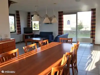 sehr geräumiges wohnzimmer mit fußbodenheizung und komplett ausgestattet