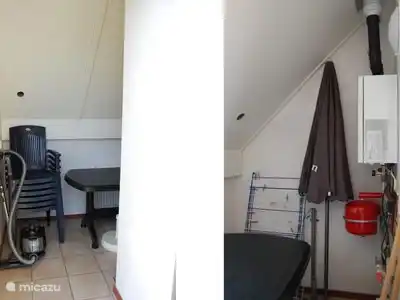 Der Hauswirtschaftsraum mit Gartenmöbeln und Wäscheständer kann auch Ihre mitgebrachten Fahrräder mitbringen