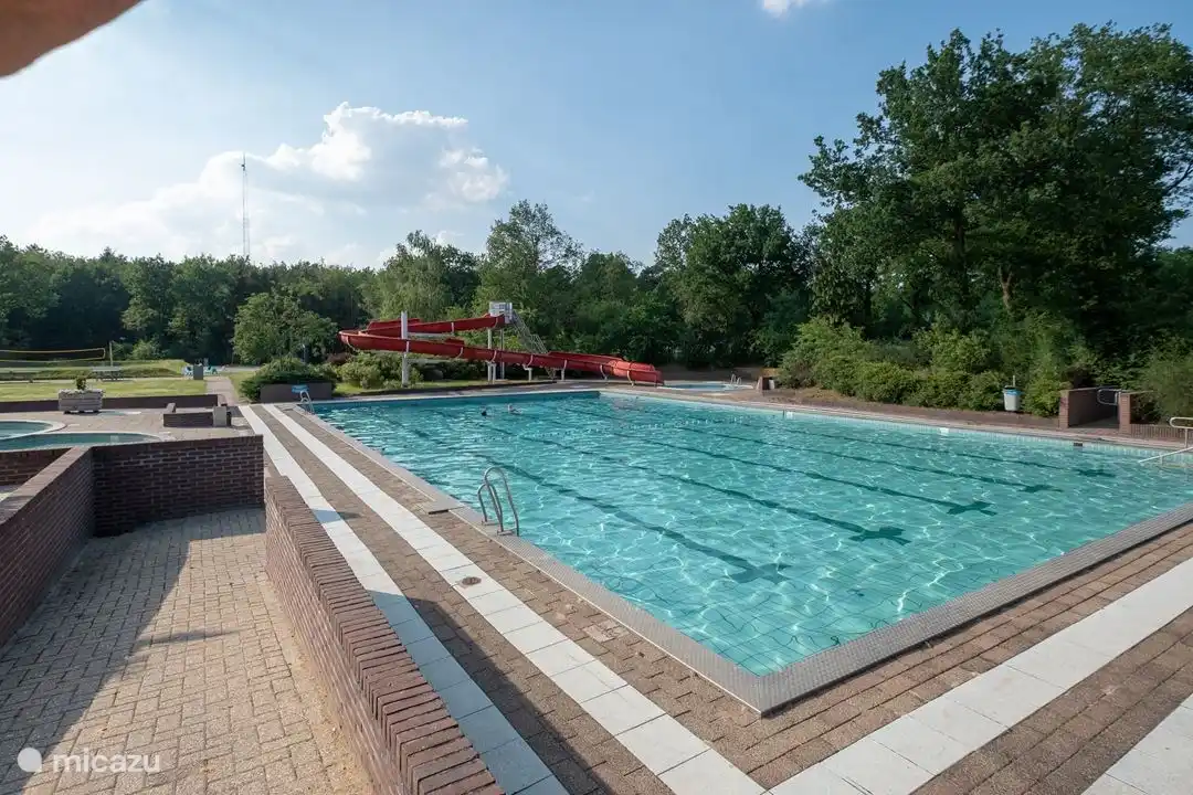 Mehrere große Außenpools mit großen Rutschen für viel Wasserspaß. Es gibt auch ein Planschbecken für sehr kleine Kinder.